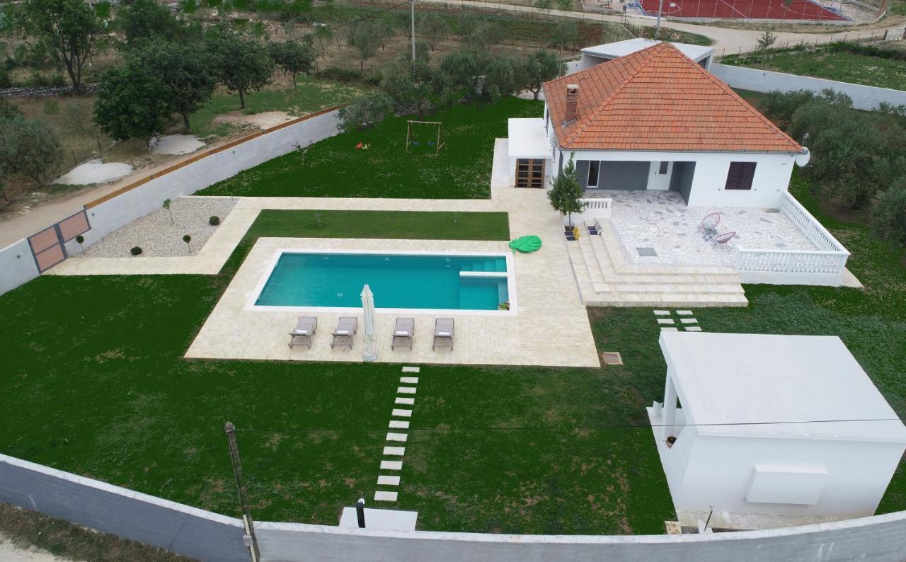 S&I Peaceful Holiday Home With Pool & Jacuzzi Galovac  Kültér fotó