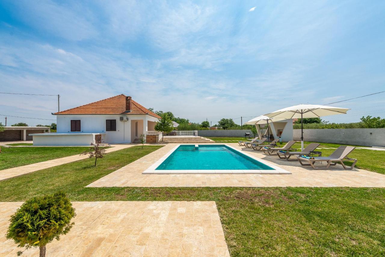 S&I Peaceful Holiday Home With Pool & Jacuzzi Galovac  Kültér fotó