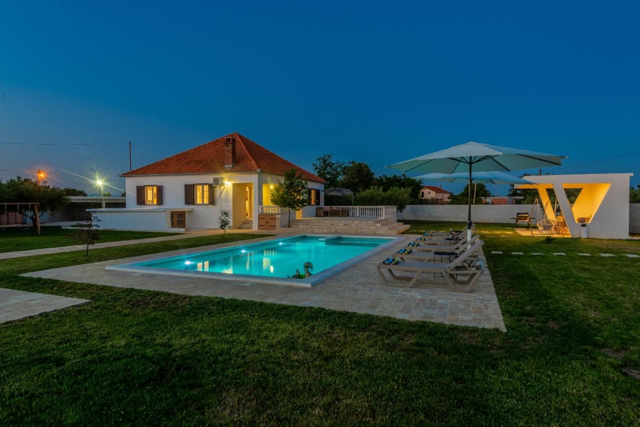 S&I Peaceful Holiday Home With Pool & Jacuzzi Galovac  Kültér fotó