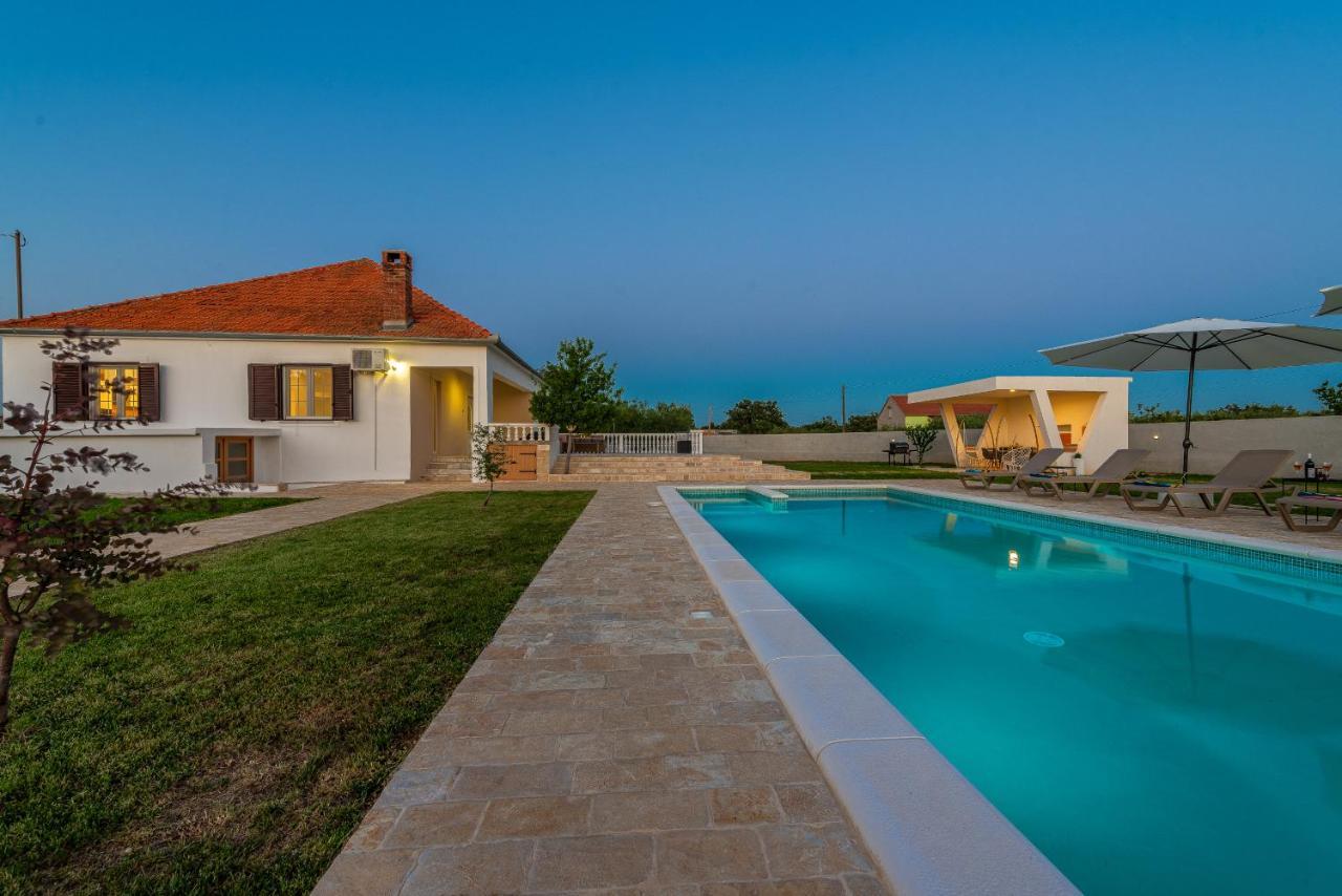 S&I Peaceful Holiday Home With Pool & Jacuzzi Galovac  Kültér fotó
