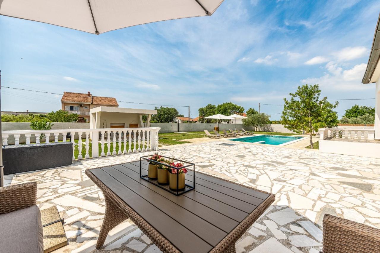S&I Peaceful Holiday Home With Pool & Jacuzzi Galovac  Kültér fotó