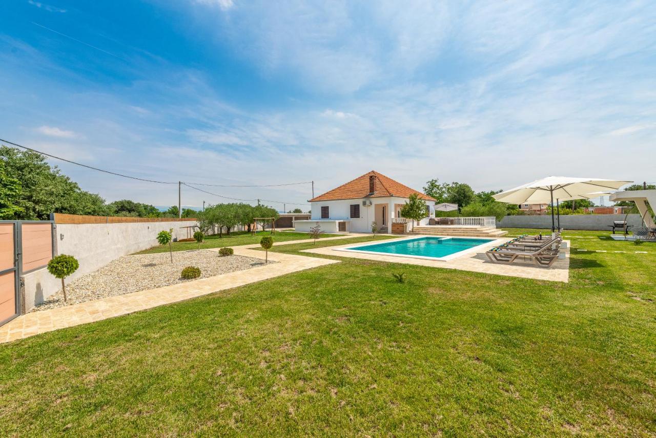 S&I Peaceful Holiday Home With Pool & Jacuzzi Galovac  Kültér fotó